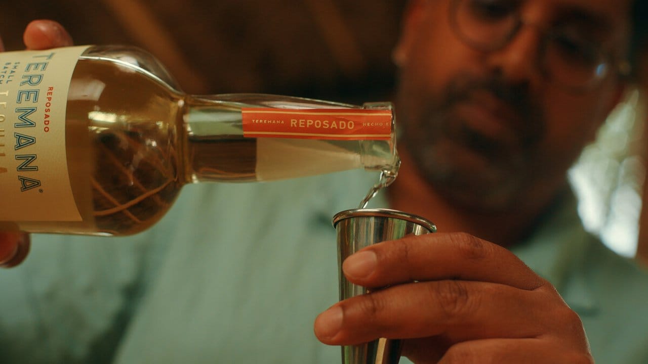 Pouring a shot of Teremana Reposado (PRNewsfoto/Teremana)